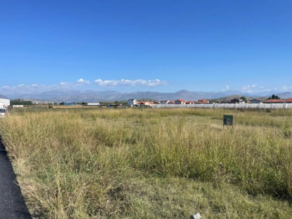Plac 2700 m² ravan i legalizovan, moguća kupovina polovine – Donja Gorica, Podgorica