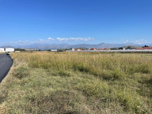 Plac 2700 m² ravan i legalizovan, moguća kupovina polovine – Donja Gorica, Podgorica