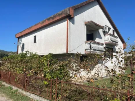 Kuća 280 m² na placu od 1900 m² sa garažom i baštom – Farmaci, Podgorica