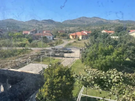 Kuća 280 m² na placu od 1900 m² sa garažom i baštom – Farmaci, Podgorica