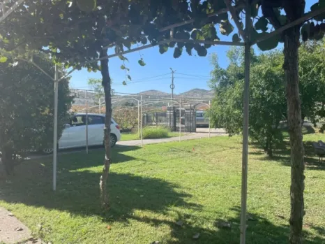 Kuća 280 m² na placu od 1900 m² sa garažom i baštom – Farmaci, Podgorica