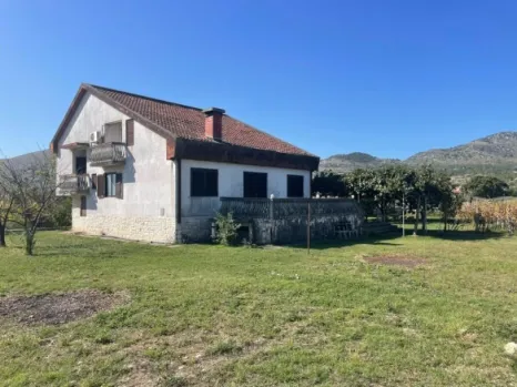 Kuća 280 m² na placu od 1900 m² sa garažom i baštom – Farmaci, Podgorica