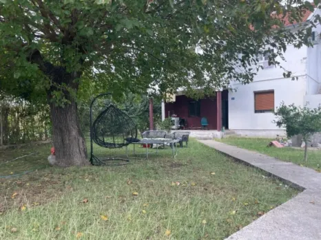 Kuća 230 m² na placu od 1000 m² sa dva sprata – Farmaci, Podgorica