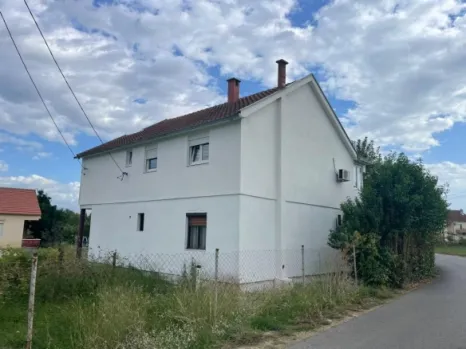 Kuća 230 m² na placu od 1000 m² sa dva sprata – Farmaci, Podgorica