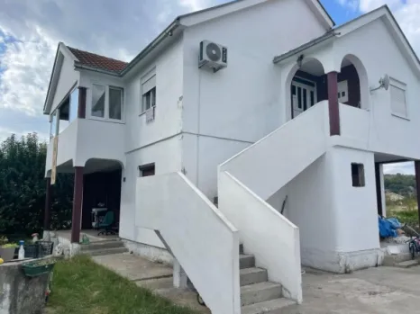 Kuća 230 m² na placu od 1000 m² sa dva sprata – Farmaci, Podgorica