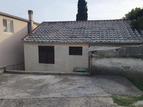 Kuća 108 m² na placu od 316 m² sa baštom i parkingom – Šušanj, Bar