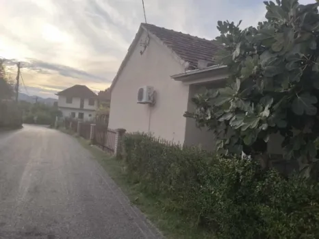 Kuća 150 m² na placu od 5156 m² sa dva pomoćna objekta – Golubovci, Podgorica
