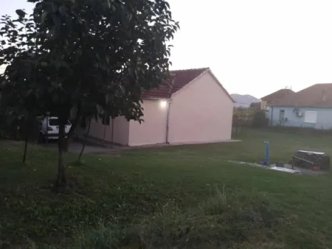Kuća 150 m² na placu od 5156 m² sa dva pomoćna objekta – Golubovci, Podgorica