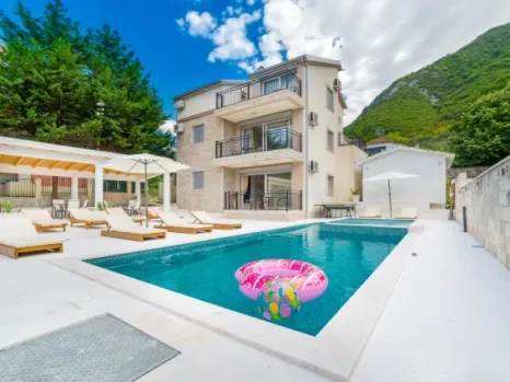 Vila 350 m² na prvoj liniji uz Bokokotorski zaliv – Stoliv, Kotor