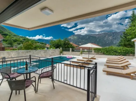 Vila 350 m² na prvoj liniji uz Bokokotorski zaliv – Stoliv, Kotor