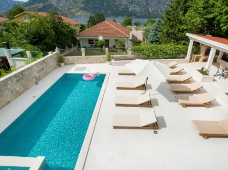 Vila 350 m² na prvoj liniji uz Bokokotorski zaliv – Stoliv, Kotor
