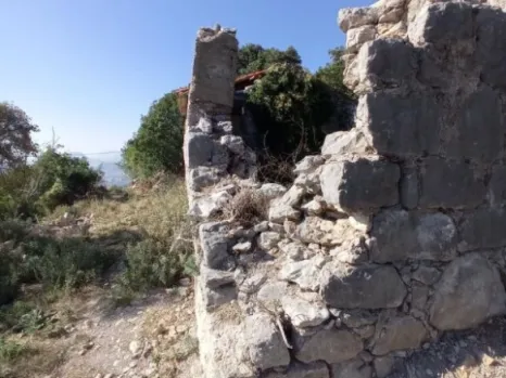 Plac 3000 m² sa starom kućom na osami – Zaljevo, Bar