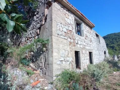 Plac 3000 m² sa starom kućom na osami – Zaljevo, Bar