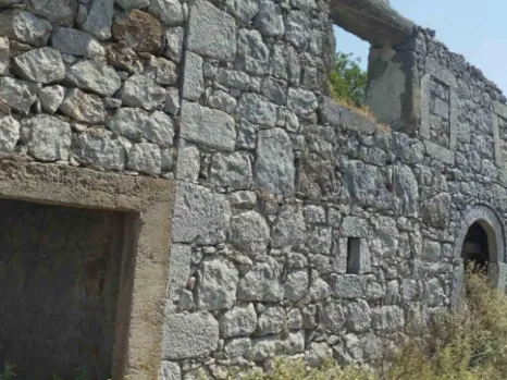 Plac 3000 m² sa starom kućom na osami – Zaljevo, Bar