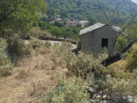 Plac 3000 m² sa starom kućom na osami – Zaljevo, Bar