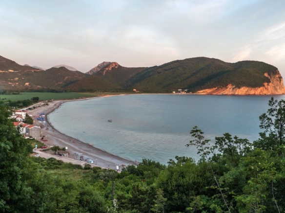 Plac 1660 m² za gradnju sa pogledom na more – Petrovac, Budva