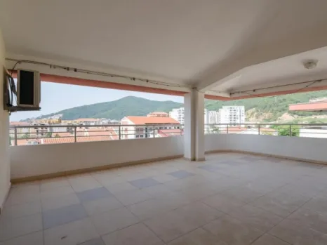 Četvorosoban stan 222 m² sa pogledom na more i planine – Podmaine, Budva