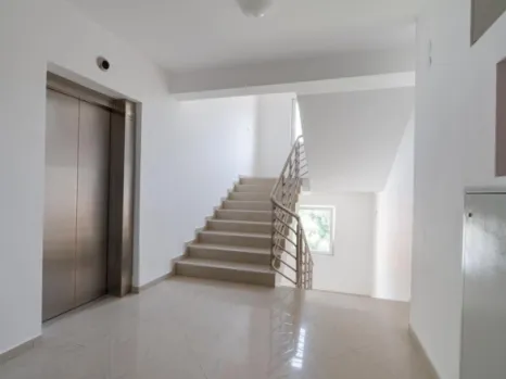 Četvorosoban stan 222 m² sa pogledom na more i planine – Podmaine, Budva