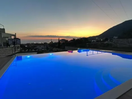 Kuća sa panoramskim bazenom u Bjelišima