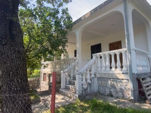 Kuća 48 m² na placu od 280 m², uknjižena – Lastva Grbaljska, Kotor