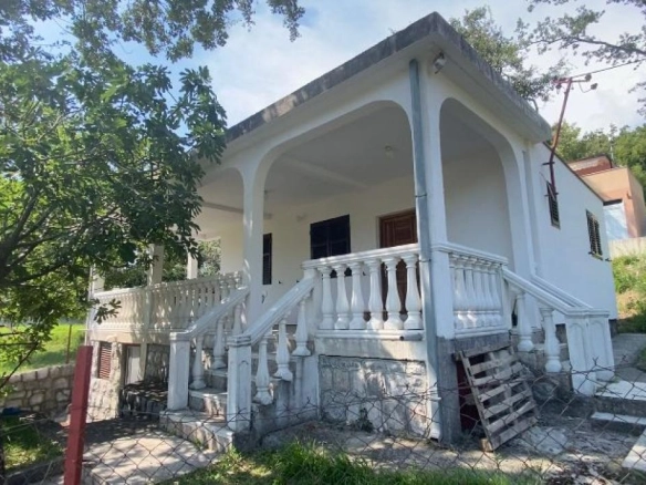 Kuća 48 m² na placu od 280 m², uknjižena – Lastva Grbaljska, Kotor