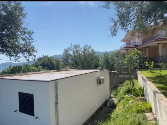 Kuća 48 m² na placu od 280 m², uknjižena – Lastva Grbaljska, Kotor