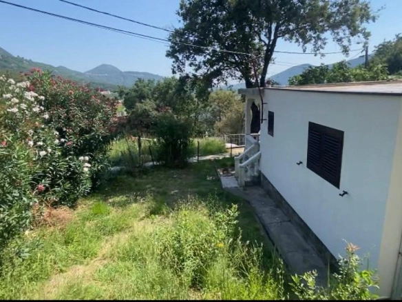Kuća 48 m² na placu od 280 m², uknjižena – Lastva Grbaljska, Kotor