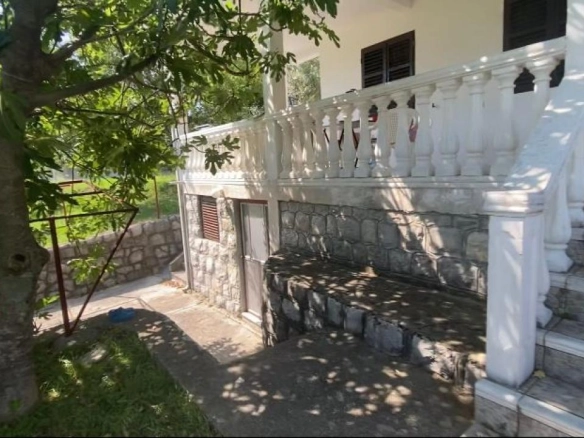 Kuća 48 m² na placu od 280 m², uknjižena – Lastva Grbaljska, Kotor