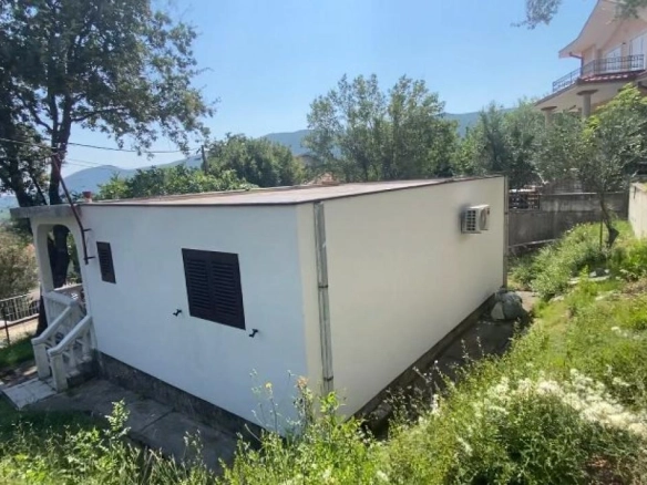 Kuća 48 m² na placu od 280 m², uknjižena – Lastva Grbaljska, Kotor