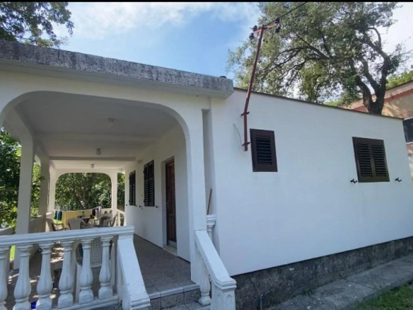 Kuća 48 m² na placu od 280 m², uknjižena – Lastva Grbaljska, Kotor