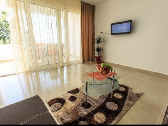 Izdavanje: Jednosoban stan 50 m² renoviran, 200 m od mora – Zeleni pojas, Bar