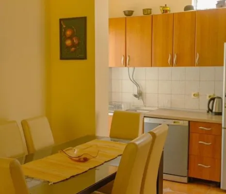 Kuća 400 m² na placu od 1000 m² sa garažom – Zagorič, Podgorica
