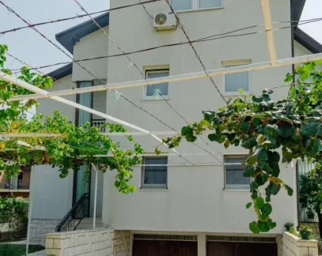 Kuća 400 m² na placu od 1000 m² sa garažom – Zagorič, Podgorica
