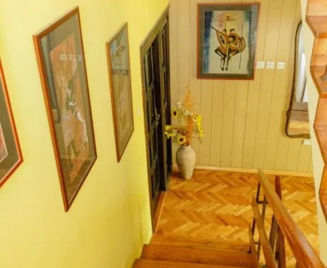 Kuća 400 m² na placu od 1000 m² sa garažom – Zagorič, Podgorica