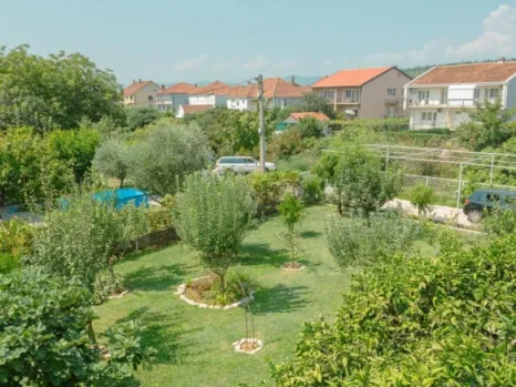 Kuća 400 m² na placu od 1000 m² sa garažom – Zagorič, Podgorica