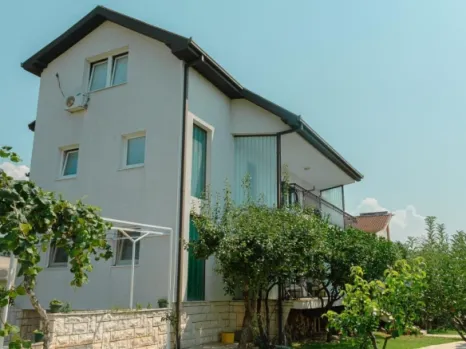 Kuća 400 m² na placu od 1000 m² sa garažom – Zagorič, Podgorica