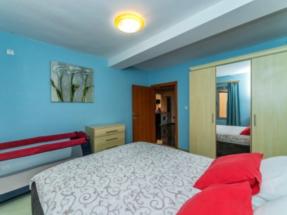 Jednosoban stan 45 m² na 80 m od pješčane plaže – Rafailovići, Budva