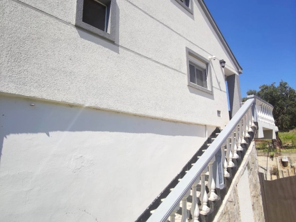 Dvosoban stan 74 m² sa zastakljenom terasom i dvorištem – Čeluga, Bar