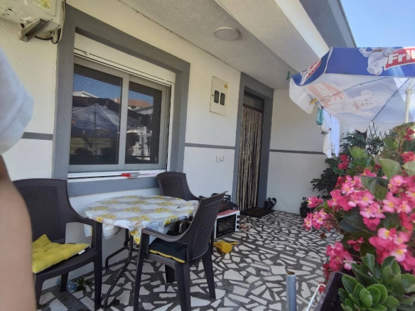 Dvosoban stan 74 m² sa zastakljenom terasom i dvorištem – Čeluga, Bar