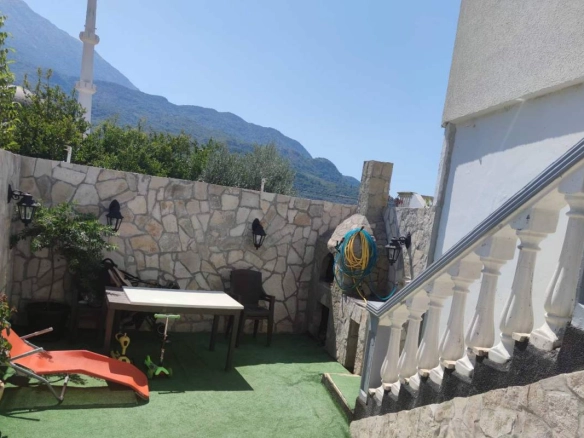 Dvosoban stan 74 m² sa zastakljenom terasom i dvorištem – Čeluga, Bar