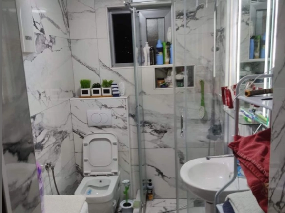Dvosoban stan 74 m² sa zastakljenom terasom i dvorištem – Čeluga, Bar