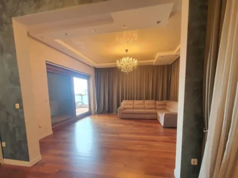 Izdavanje: Penthaus 270 m² sa terasama i pogledom na grad – centar, Podgorica