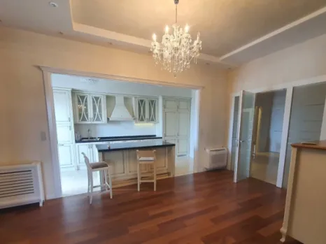 Izdavanje: Penthaus 270 m² sa terasama i pogledom na grad – centar, Podgorica