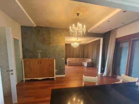 Izdavanje: Penthaus 270 m² sa terasama i pogledom na grad – centar, Podgorica