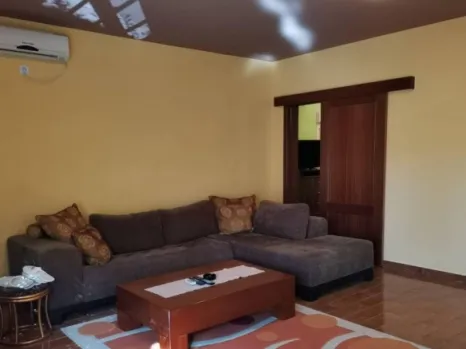 Dvosoban stan 77 m² sa dvije terase i djelimičnim pogledom na more – Petrovac, Budva