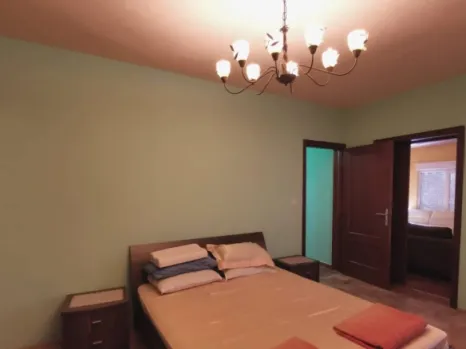 Dvosoban stan 77 m² sa dvije terase i djelimičnim pogledom na more – Petrovac, Budva