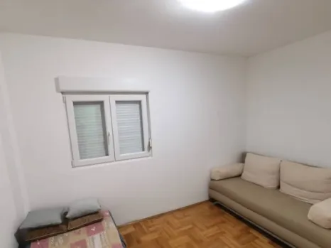 Dvosoban stan 77 m² sa dvije terase i djelimičnim pogledom na more – Petrovac, Budva