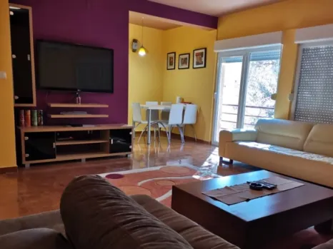 Dvosoban stan 77 m² sa dvije terase i djelimičnim pogledom na more – Petrovac, Budva
