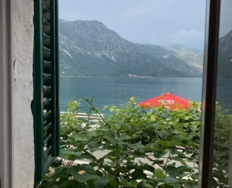 Kuća 300 m² na prvoj liniji do mora sa pontonom – Herceg Novi