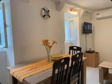 Kuća 300 m² na prvoj liniji do mora sa pontonom – Herceg Novi